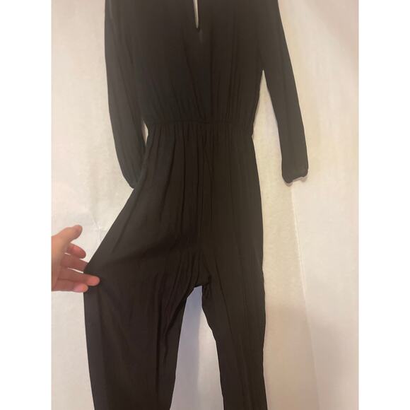 Lulu’s Rayon Jumpsuit NWT Black V Neck Elastic Ankle Womens Small Cut Out Sleeve - Picture 4 of 12